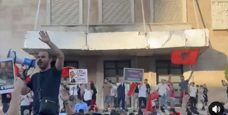 Protesta për Zvërnecin  Altin Goxhaj u kërkon qytetarëve që të futen brenda Kryeministrisë