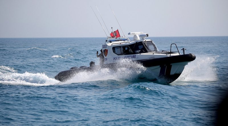 sarande-ky-eshte-i-riu-qe-humbi-jeten-pas-perplasjes-me-skafin-e-policise-kufitare