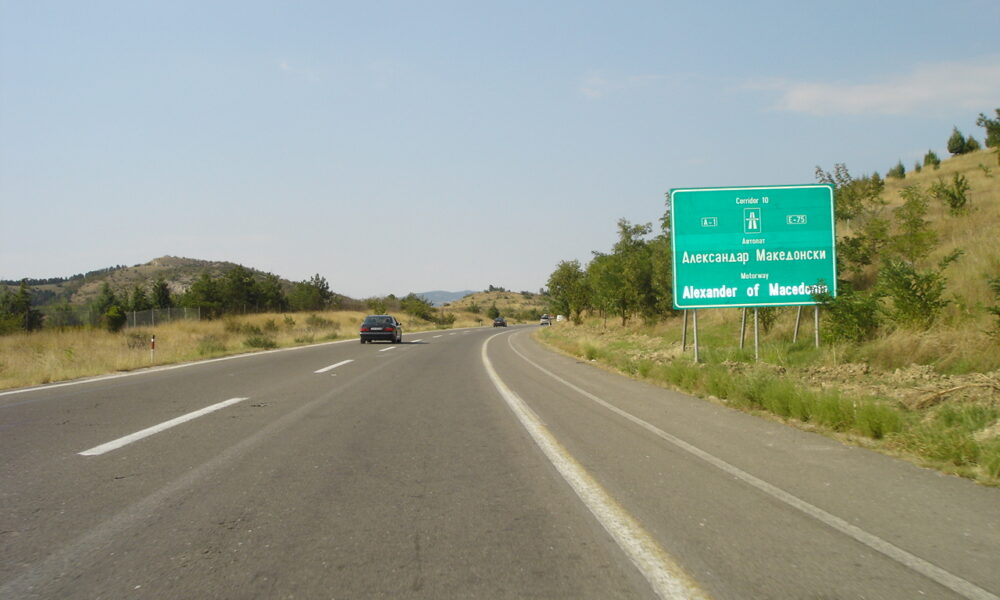 bllokohet-hyrja-drejt-aeroportit-te-shkupit-pas-nje-aksidenti-trafiku