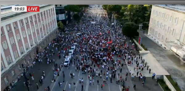 FOTOLAJM  Nis protesta e 16 të para Kryeministrisë  ja sa është pjesëmarrja
