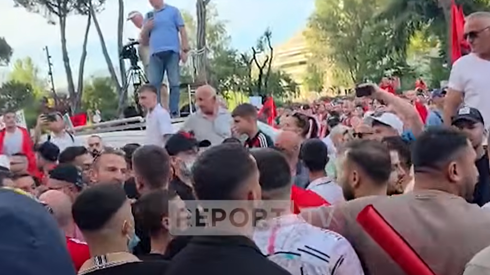 Dalin pamjet  kush janë personat e maskuar me kapuçë të pranishëm në protestën para Kryeministrisë 