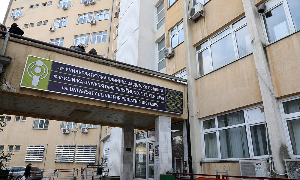 pesevjecari-nga-gostivari-u-helmua-me-barna-dergohet-ne-kliniken-e-pediatrise