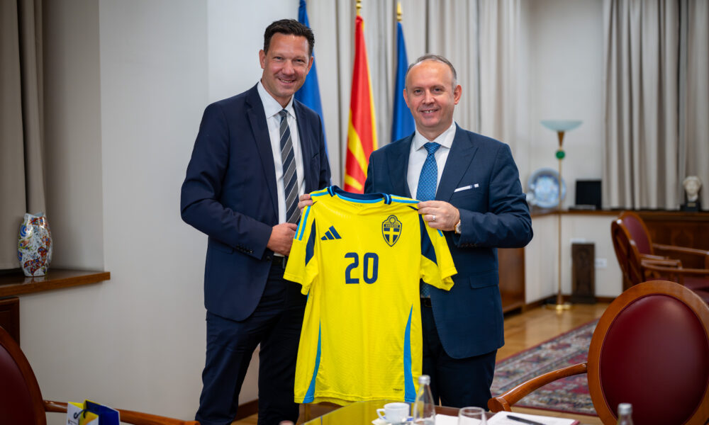 Ftesë surprizë për kryeparlamentarin Afrim Gashin ambasadori i dhuron fanellën e ekipit Suedez