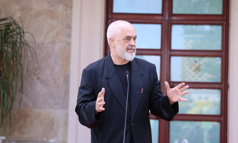 Largohet flamuri i LGBT së në protestë  Reagon kryeministri Rama  Kjo nuk është Shqipëria që po ndërtojmë për në BE