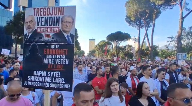 nga-ironia-per-zegjinene-te-thirrja-kunder-rames-dhe-berishes-mesazhet-e-forta-qe-vijne-nga-protesta-tregojuani-vendin-ketyre-te-dyve