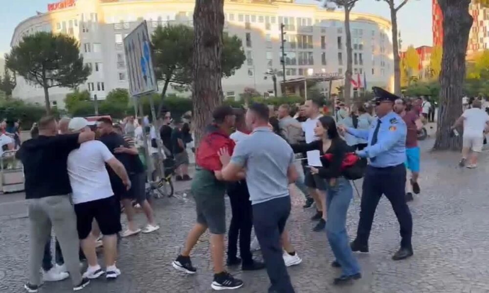 Tensione në Shqipëri  protestuesit për Zvërnecin konfliktohen fizikisht me mbështetësit e PS së