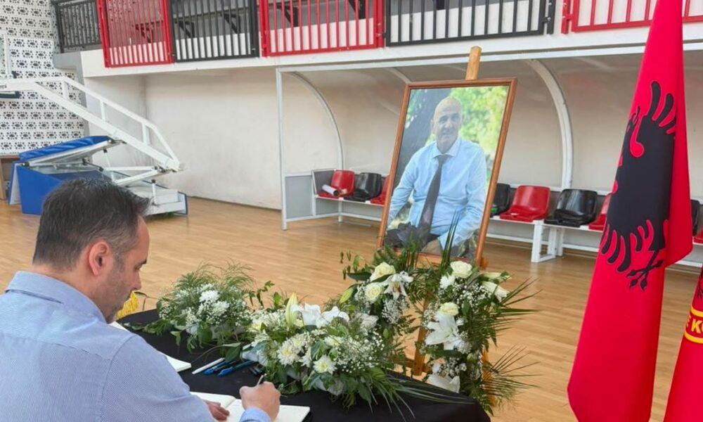 konjufca-shkon-per-ngushellime-ne-familjen-jashari-sahiti-do-te-mbetet-ne-kujtesen-e-kombit