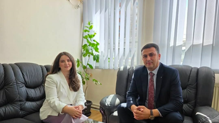 Qesharake   Kryetari i Gjykatës në Pejë takon punëtoren e tij  lëshon komunikatë