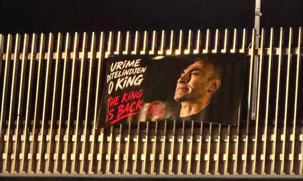  The King is Back  në urën pranë Sheshit Skënderbeu  pankartë urimi për ditëlindjen e Artan Grubit