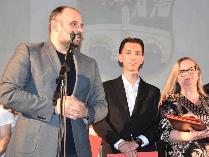 Hamza Halili shpallet nxënësi më i dalluar i gjeneratës në SH M Q SH   Saraj 
