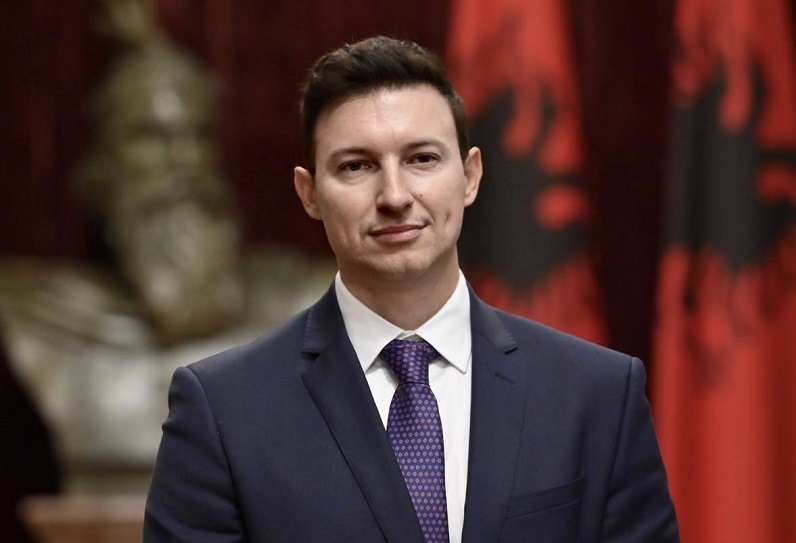 Ambasadori Meidani me mesazh  Ata që jetojnë në shtëpi prej xhami nuk duhet të hedhin gurë
