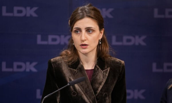 Ymeri  Kosova nuk duhet t i nënshtrohet Albin Kurtit  i cili është kundër gazit amerikan