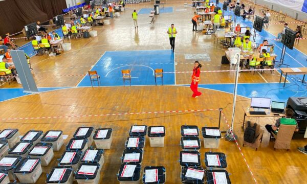 Afër 80  e votave me postë të numëruara   VV ja merr rreth 72   LDK e dyta me 12   PDK 8   AAK 4 