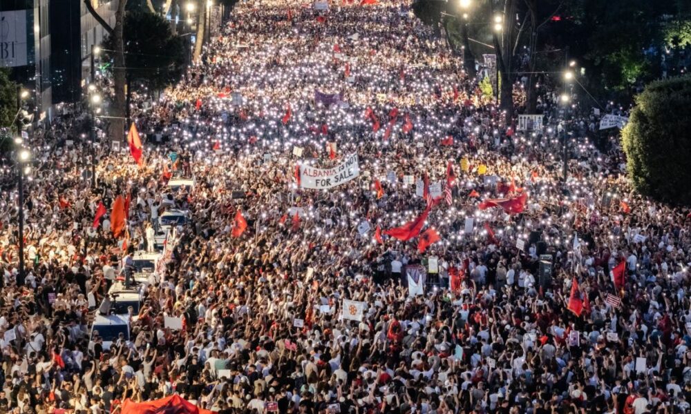 Nis marshimi i protestuesve  Do rrethojmë Kryeministrinë  Afat Ramës dhe thirrje Berishës për dorëheqje  bashkohet ish deputetja e PS
