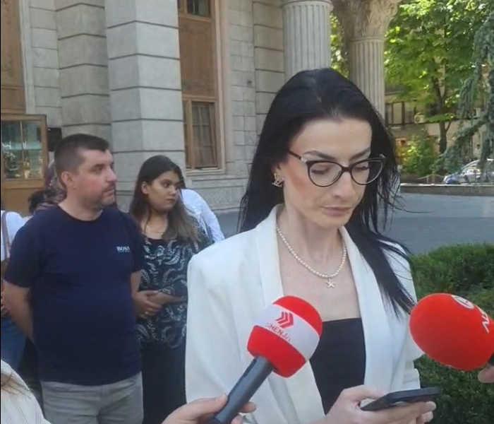 punonjesit-ne-kliniken-e-femijeve-6-muaj-pa-paga-protestojne-para-ministrise-se-financave
