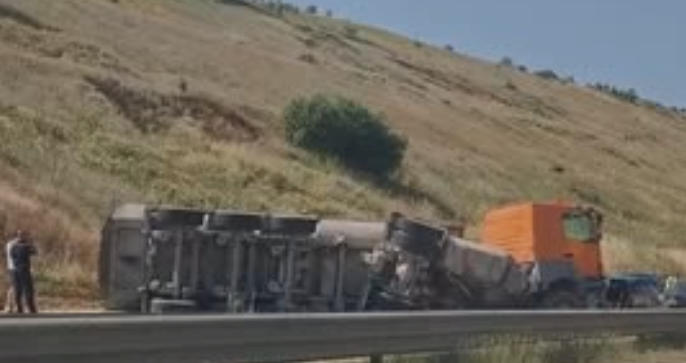 VIDEO  Rrokulliset kamioni në autostradë afër Malishevës  bllokohet qarkullimi dhe krijohen kolona