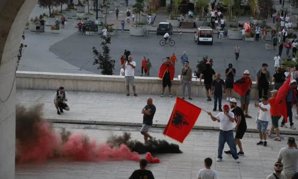 VIDEO   Xhama të thyer dhe dyer të shkatërruara  pasojat pas sulmit të protestuesve te  Politekniku 