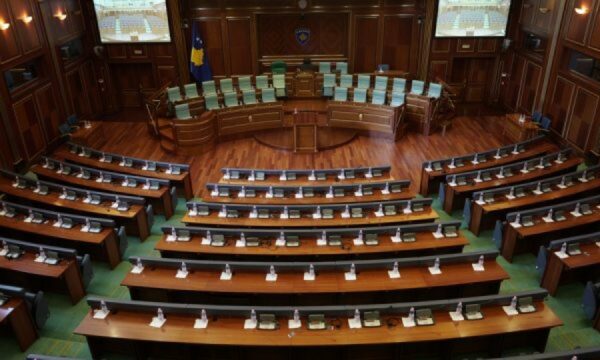 Rezultatet përfundimtare  kështu ndahen ulëset e partive në Kuvend