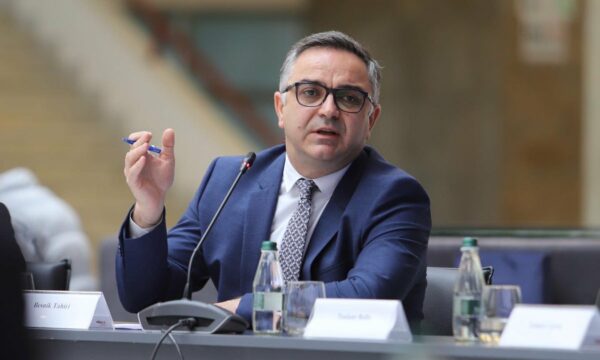  Po na ndajnë në ne dhe ata   Tahiri kritikon qasjen politike të Kurtit