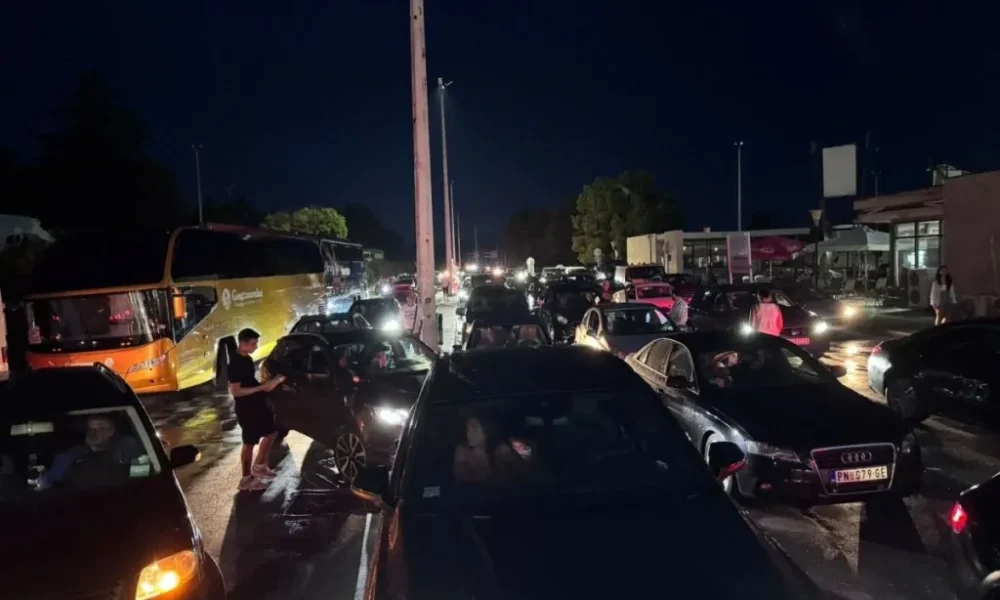 Rrufeja goditi pikën kufitare  Evzoni   turistët mbetën të bllokuar