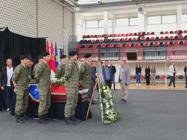 homazhe-ne-skenderaj-figura-politike-dhe-qytetare-nderojne-sahit-jasharin