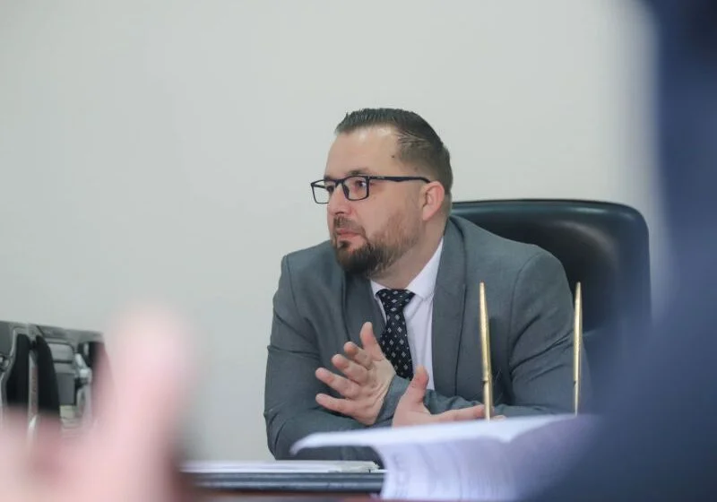 Punësohet ish pjesëtari i UÇK së  Islam Mani falenderon drejtorin Astrit Iljazi