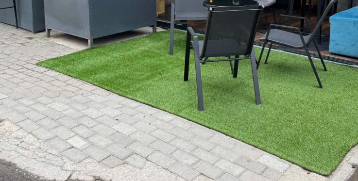 Të rinj nga Kumanova kanë hyrë me forcë në një lokal natën dhe kanë vjedhur të gjitha tavolinat dhe karriget