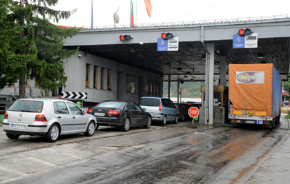 Skandal në Qafë Thanë  Polici dyshohet se mori ryshfet për të kaluar një veturë të vjedhur