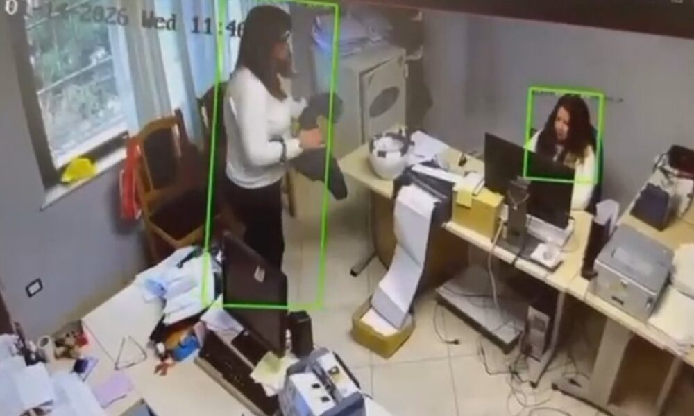 Dalin pamje të reja brenda Postës në Durrës  ish shefja e Financës shihet me një thes në dorë  VIDEO 