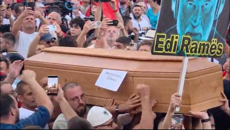 debat-per-protestat-analisti-kritikon-simbolin-e-arkivolit-kalemaj-i-pergjigjet-me-shembuj-nga-europa