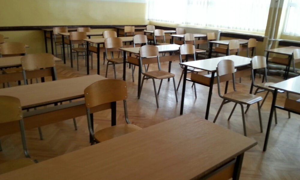 Incident në një shkollë fillore në Gjorce Petrov  libra të djegur në oborr dhe dyer të thyera