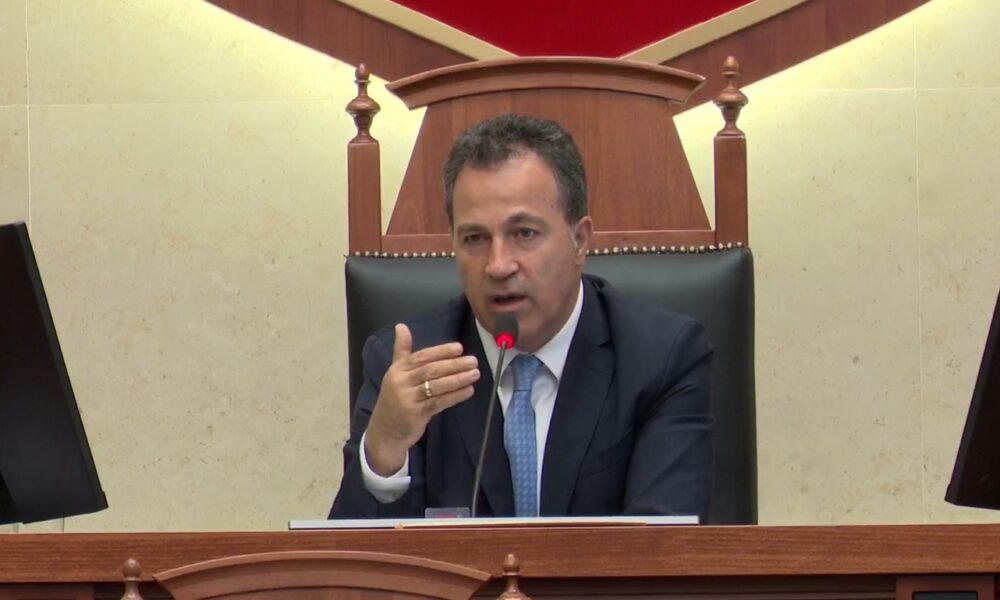 Përplasja për Avokatin e Popullit  Shtyhet seanca për të enjten  Peleshi  S mund të bllokosh Kuvendin se s të pëlqen dikush
