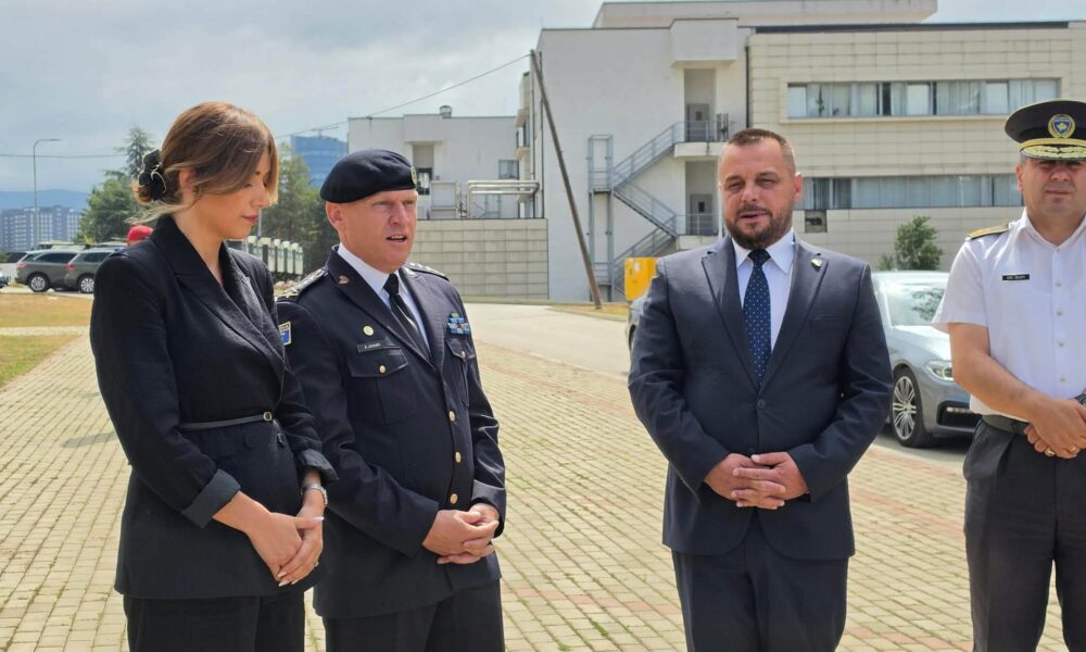Haxhiu dhe Bashkim Jashari presin Albin Kurtin në ceremoninë e diplomimit të kadetëve të FSK së