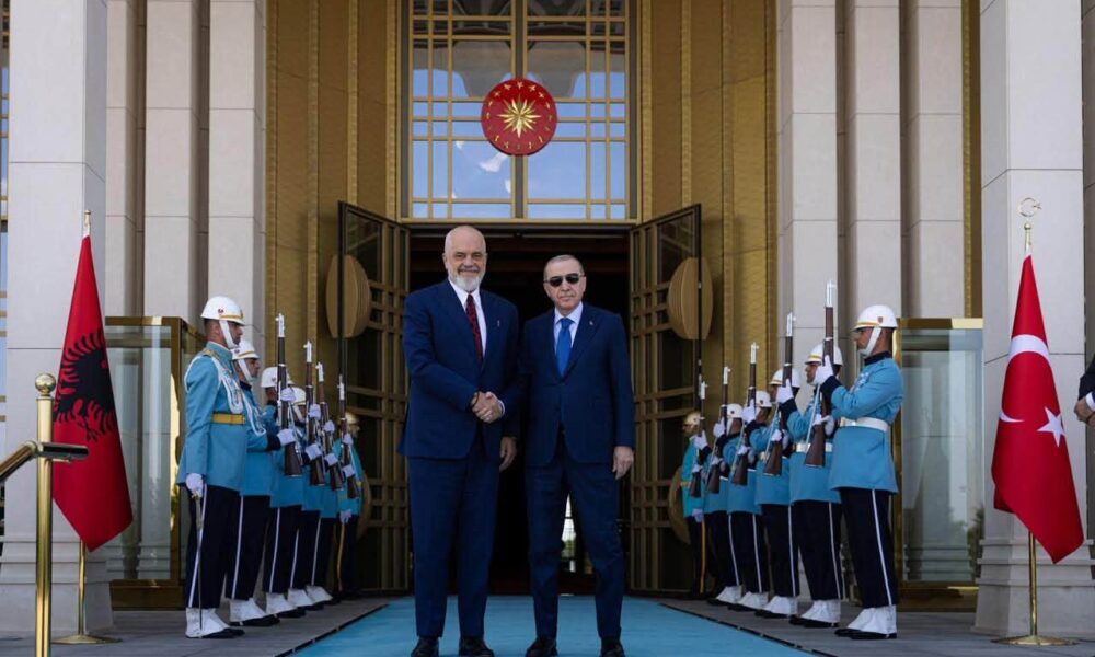 FOTO    Me mikun e çmuar    Rama takohet me Erdogan pas Samitit të NATOs   Ja çfarë thotë Kryeministri