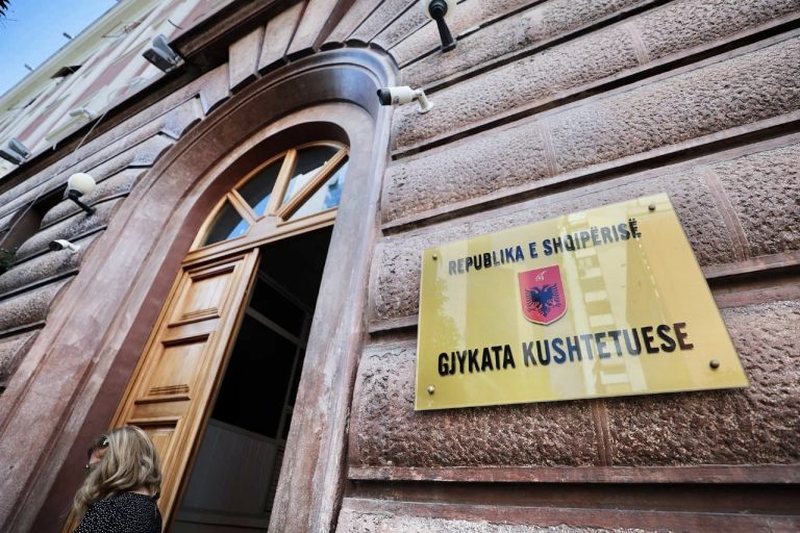 kabina-e-xhamit-cenon-dinjitetin-e-personit-gjykata-kushtetuese-trajton-edhe-pretendimin-e-erion-veliajt