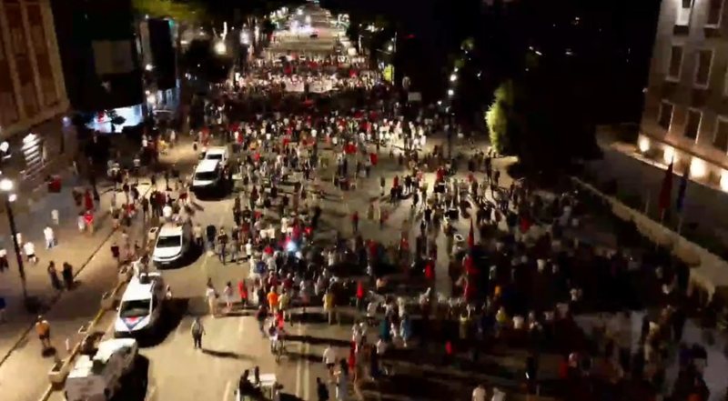 Protesta fillon xhiron e darkës nëpër Tiranë