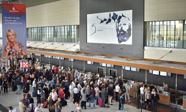 Gjatë kontrollit në Aeroportin e Prishtinës  ja çka gjeti policia në çantën e një gruaje