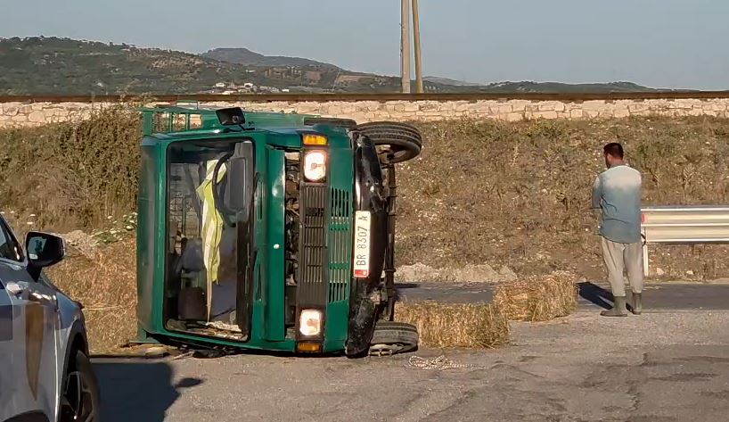 Dy mjete përplasen në Fier  përmbyset kamionçina  plagoset pasagjeri