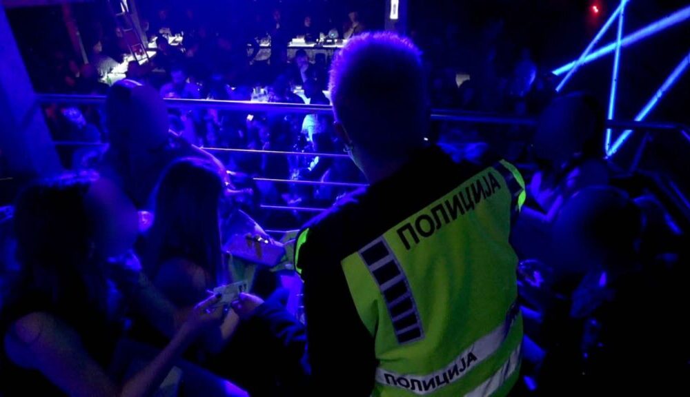Aksion kontrolli në lokalet e Tetovës  Kapen drogë dhe thika  arrestohen katër persona