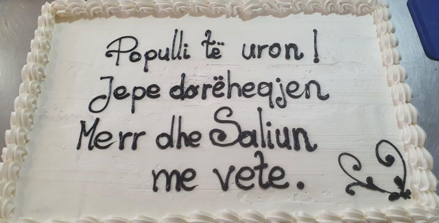  Populli të uron   Protestuesit sjellin torta në bulevard në ditëlindjen e kryeministrit
