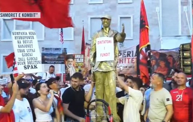  Diktatori i fundit   Protestuesit i bëjnë bust Edi Ramës dhe e rrëzojnë para Kryeministrisë