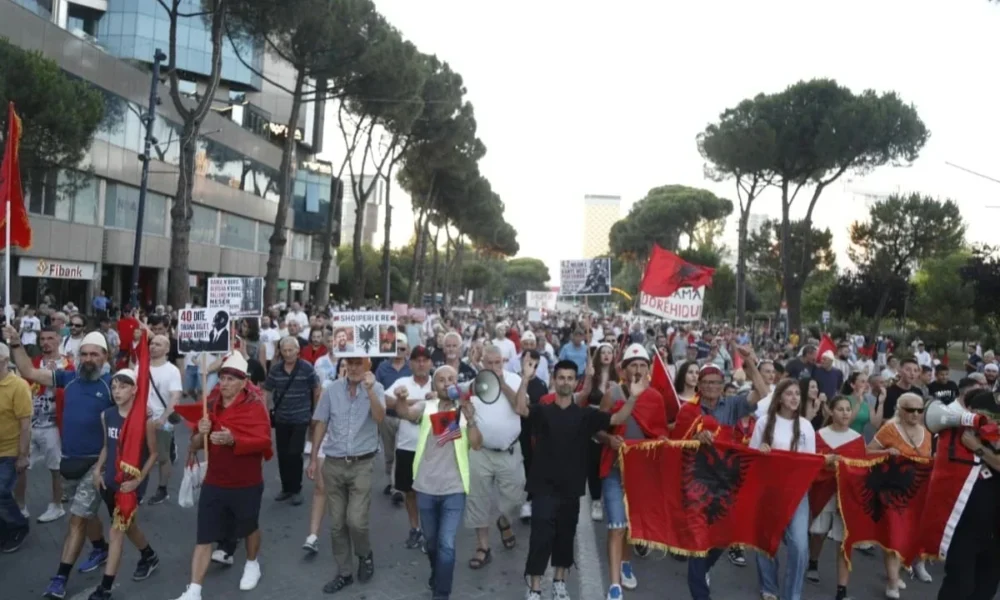 Dita e 44 t e tubimit në Tiranë  protestuesit mblidhen në sheshin  Skënderbej   marshojnë drejt Kryeministrisë