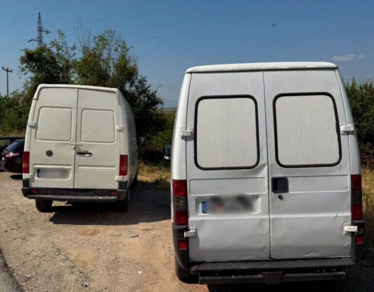 Goditet kontrabanda mes fshatrave Tanushë dhe Mjak  Shoferi nga Shkupi bie në pranga  tjetri aksidentohet gjatë ikjes në Kosovë