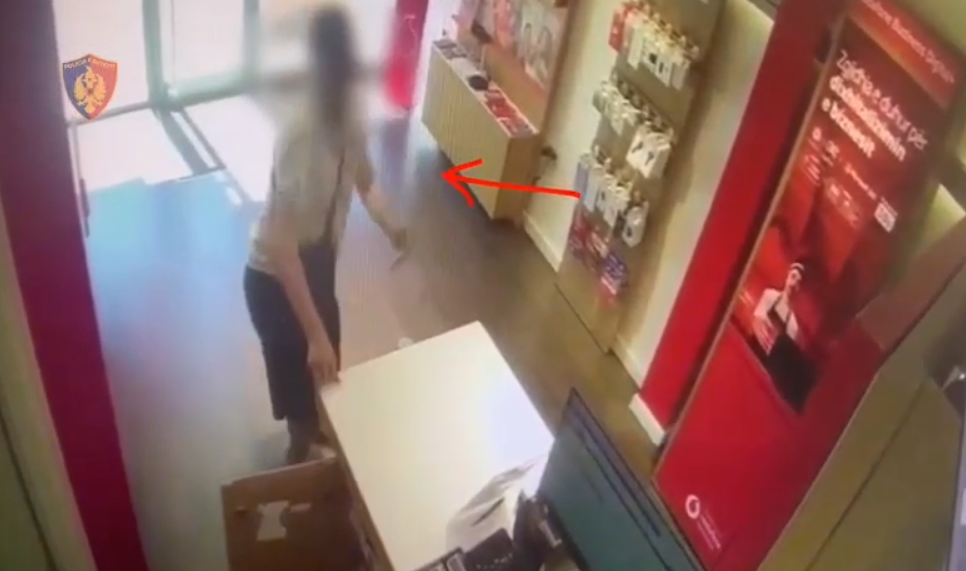mori-me-force-xhiron-ditore-ne-nje-dyqan-arrestohet-37-vjecari-ne-durres-video