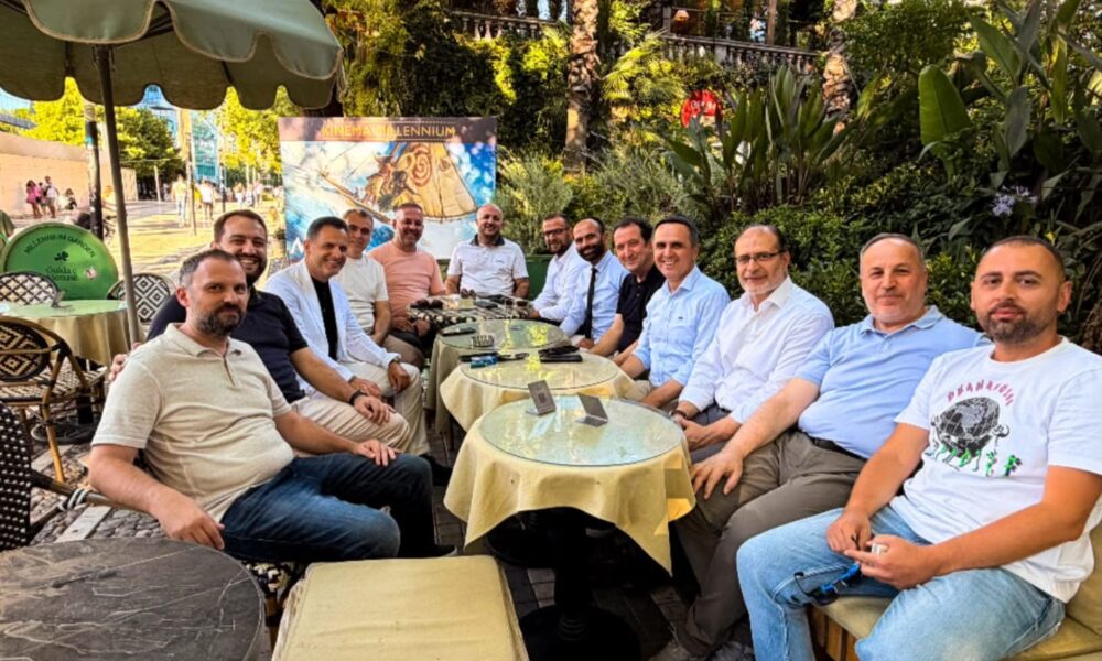 kasami-publikon-foto-nga-tirana-me-funksionaret-e-vlen-it-me-miq-e-bashkepunetore-per-kafe-ne-tiranen-e-bukur