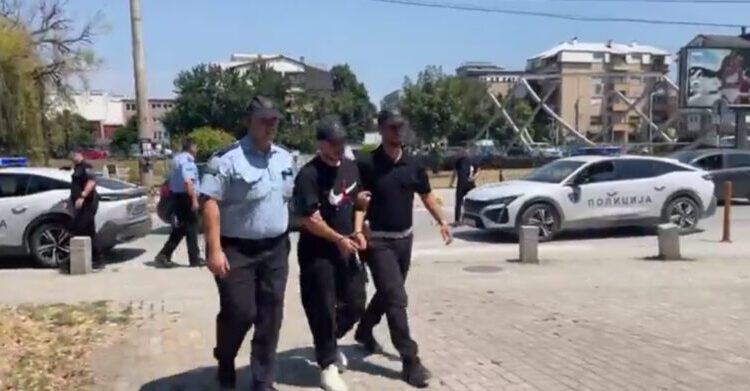 Me pranga në duar  arrinë në prokurorinë e Gostivarit tre të arrestuarit për çështjen e ujit