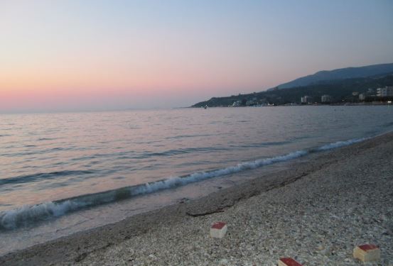 Rrezikoi të mbytej në plazhin e Vlorës  19 vjeçari dyshohet se pësoi atak kardiak