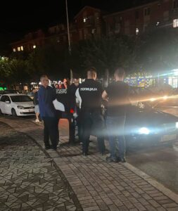 Dëmtohet xhami i një makine në qendër të Tetovës  policia po heton rrethanat