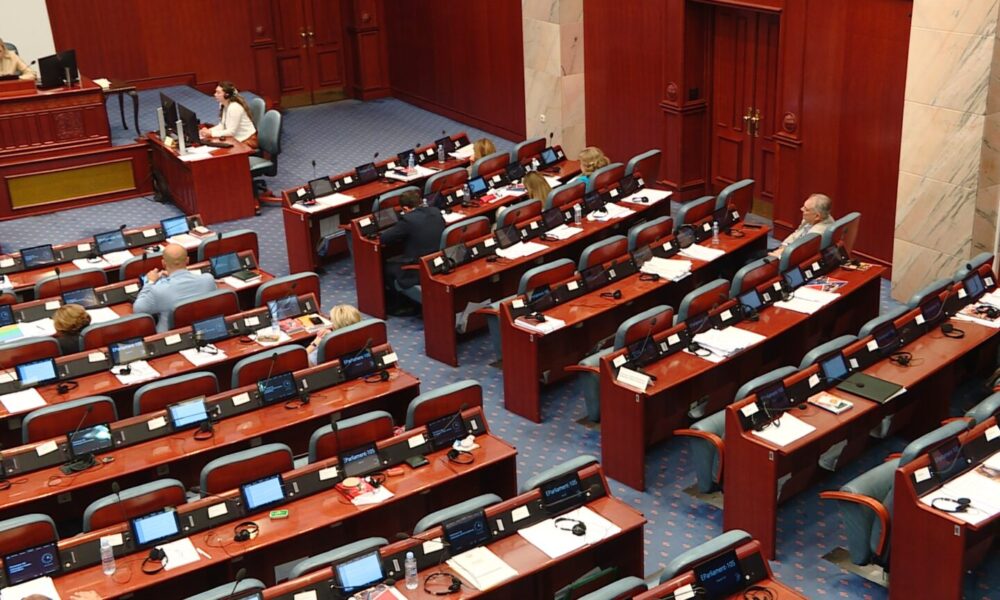 Skandal në Kuvend  Seanca u thirr për 10 minuta dhe u anulua papritur 