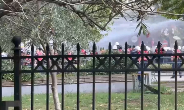 Përplajse para Parlamentit në Shqipëri  policia hedh gaz lotsjellës e ujë ndaj protestuesve